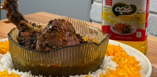 طرز تهیه مرغ ترش مازنی، ترکیب سبزی‌های محلی با رب انار ترش