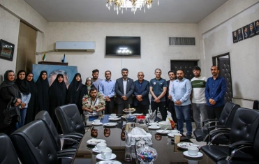 مدالی که رنگ ایثار گرفت؛ دختر بدمینتون قم افتخار خود را به قهرمان وطن تقدیم کرد