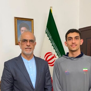 حضور سفیر جمهوری اسلامی ایران در کنار ملی‌پوش بدمینتون در مسابقات غنا