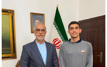 حضور سفیر جمهوری اسلامی ایران در کنار ملی‌پوش بدمینتون در مسابقات غنا